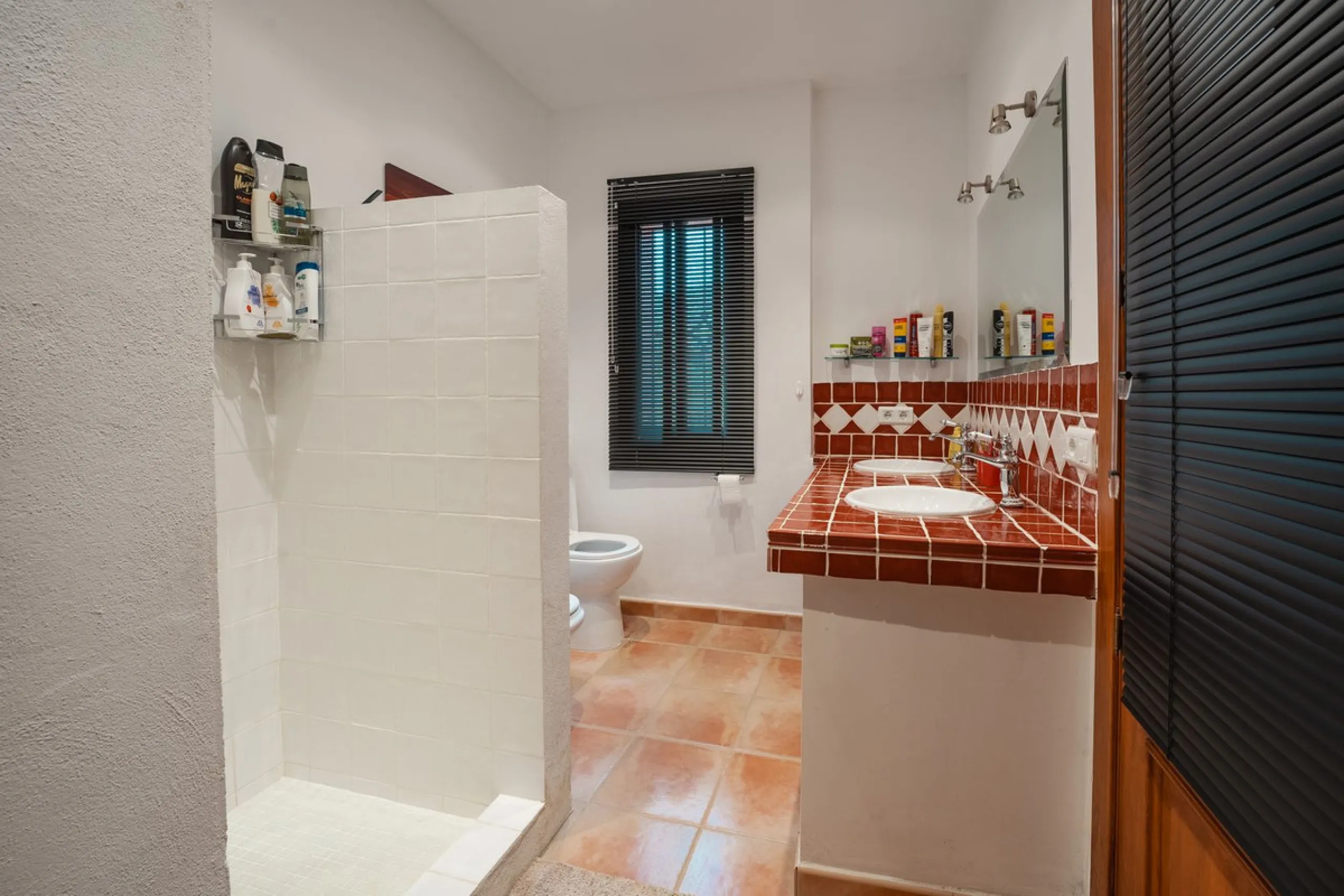 Located in the hills of Monda, this exceptional villa offers a perfect blend of nature and tranquility. The property features 4 comfortable bedrooms and 3 elegant bathrooms, making it an ideal retreat for families or those who enjoy hosting guests.