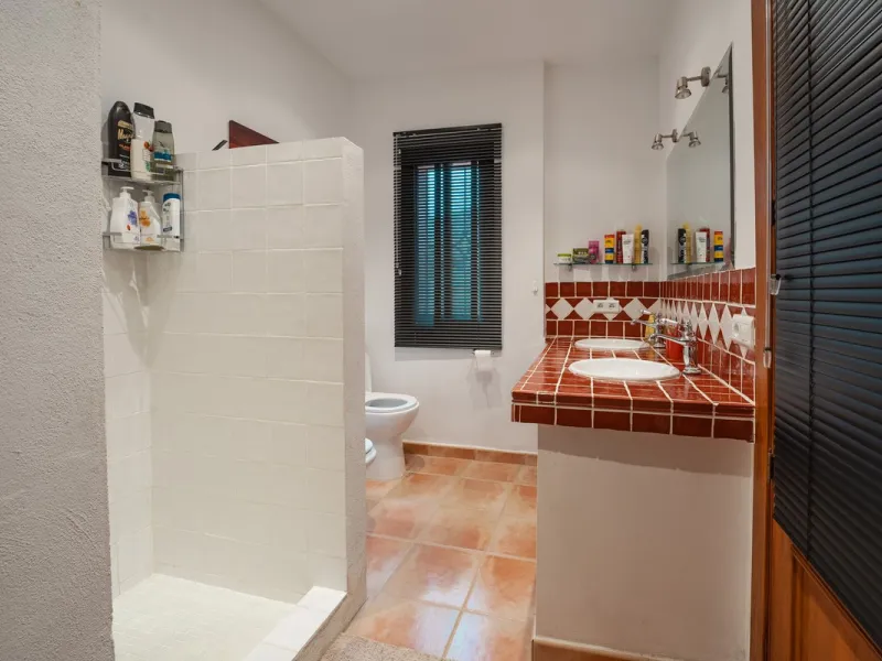 Located in the hills of Monda, this exceptional villa offers a perfect blend of nature and tranquility. The property features 4 comfortable bedrooms and 3 elegant bathrooms, making it an ideal retreat for families or those who enjoy hosting guests.