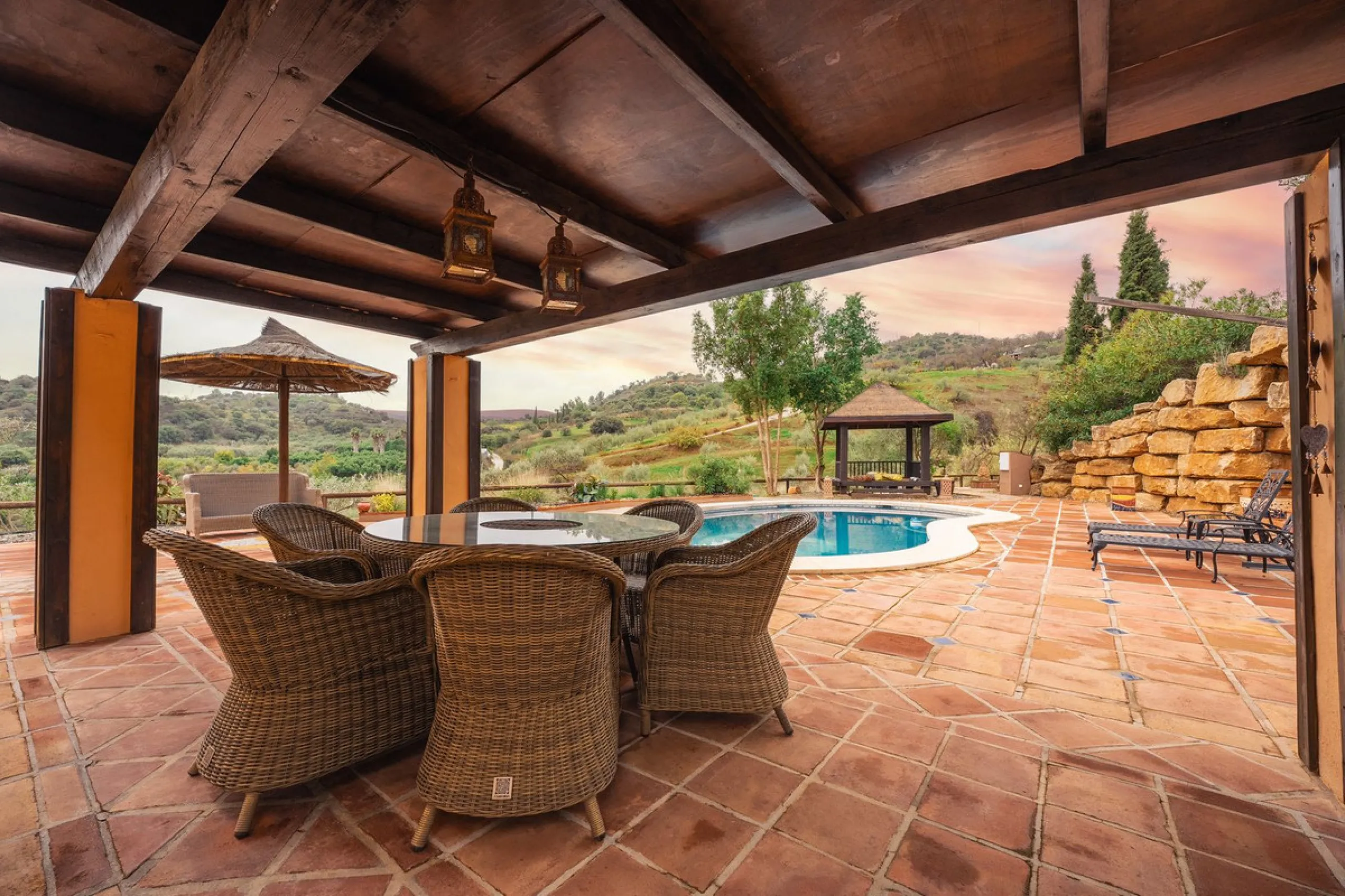 Located in the hills of Monda, this exceptional villa offers a perfect blend of nature and tranquility. The property features 4 comfortable bedrooms and 3 elegant bathrooms, making it an ideal retreat for families or those who enjoy hosting guests.