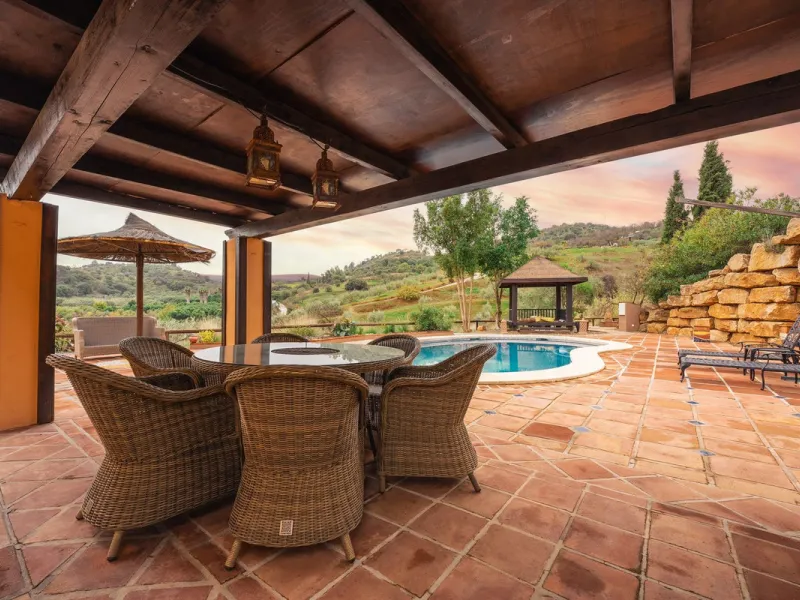 Located in the hills of Monda, this exceptional villa offers a perfect blend of nature and tranquility. The property features 4 comfortable bedrooms and 3 elegant bathrooms, making it an ideal retreat for families or those who enjoy hosting guests.