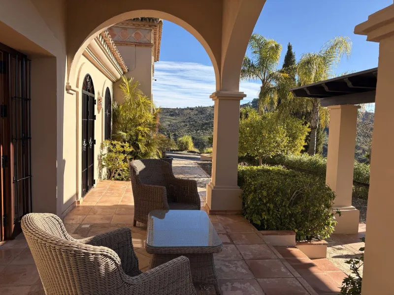 Located in the hills of Monda, this exceptional villa offers a perfect blend of nature and tranquility. The property features 4 comfortable bedrooms and 3 elegant bathrooms, making it an ideal retreat for families or those who enjoy hosting guests.