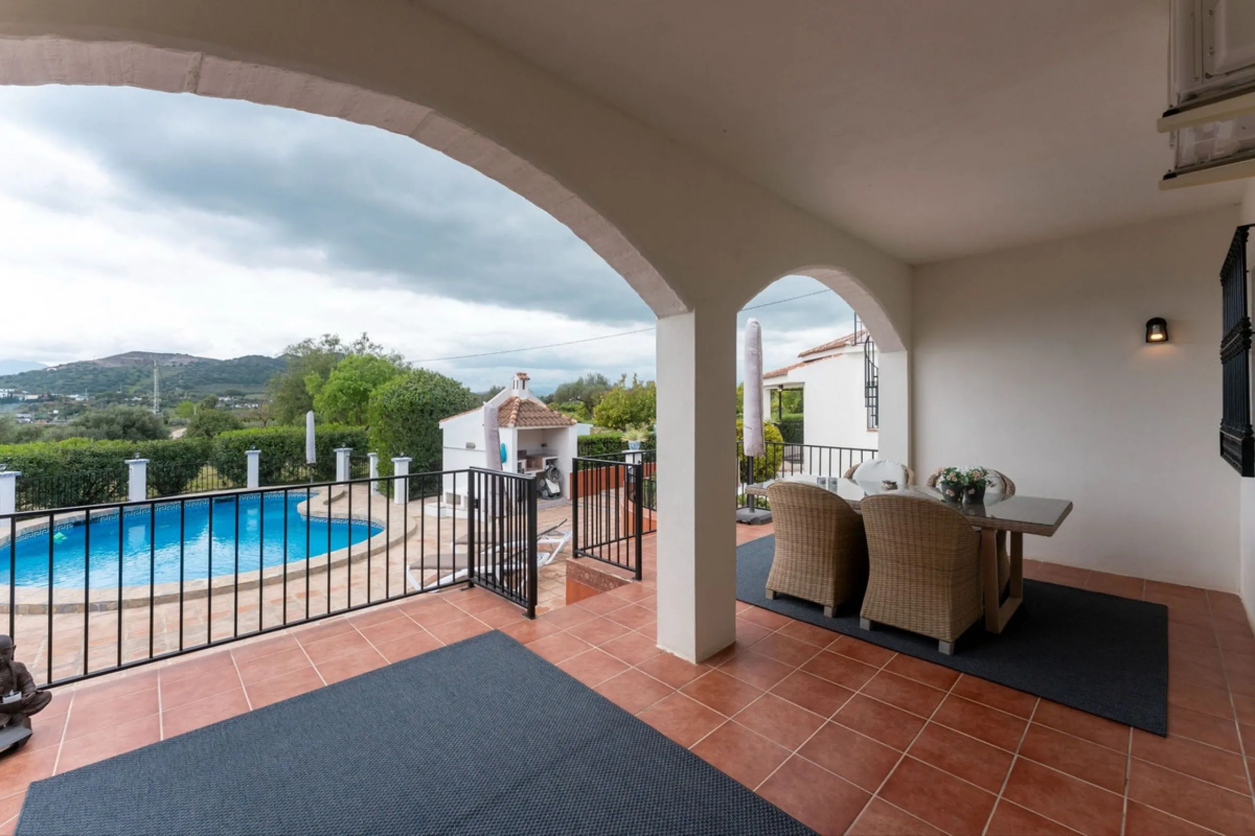 Set in a calm and picturesque countryside location, yet just a 10-minute drive from both Alhaurín el Grande and Coín, this beautifully renovated finca perfectly captures the essence of the modern Mediterranean lifestyle, with ample space, privacy, sunshin