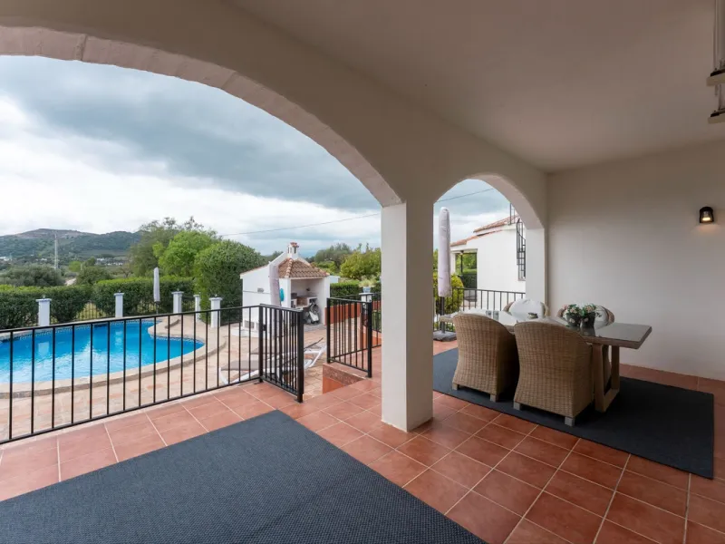 Set in a calm and picturesque countryside location, yet just a 10-minute drive from both Alhaurín el Grande and Coín, this beautifully renovated finca perfectly captures the essence of the modern Mediterranean lifestyle, with ample space, privacy, sunshin