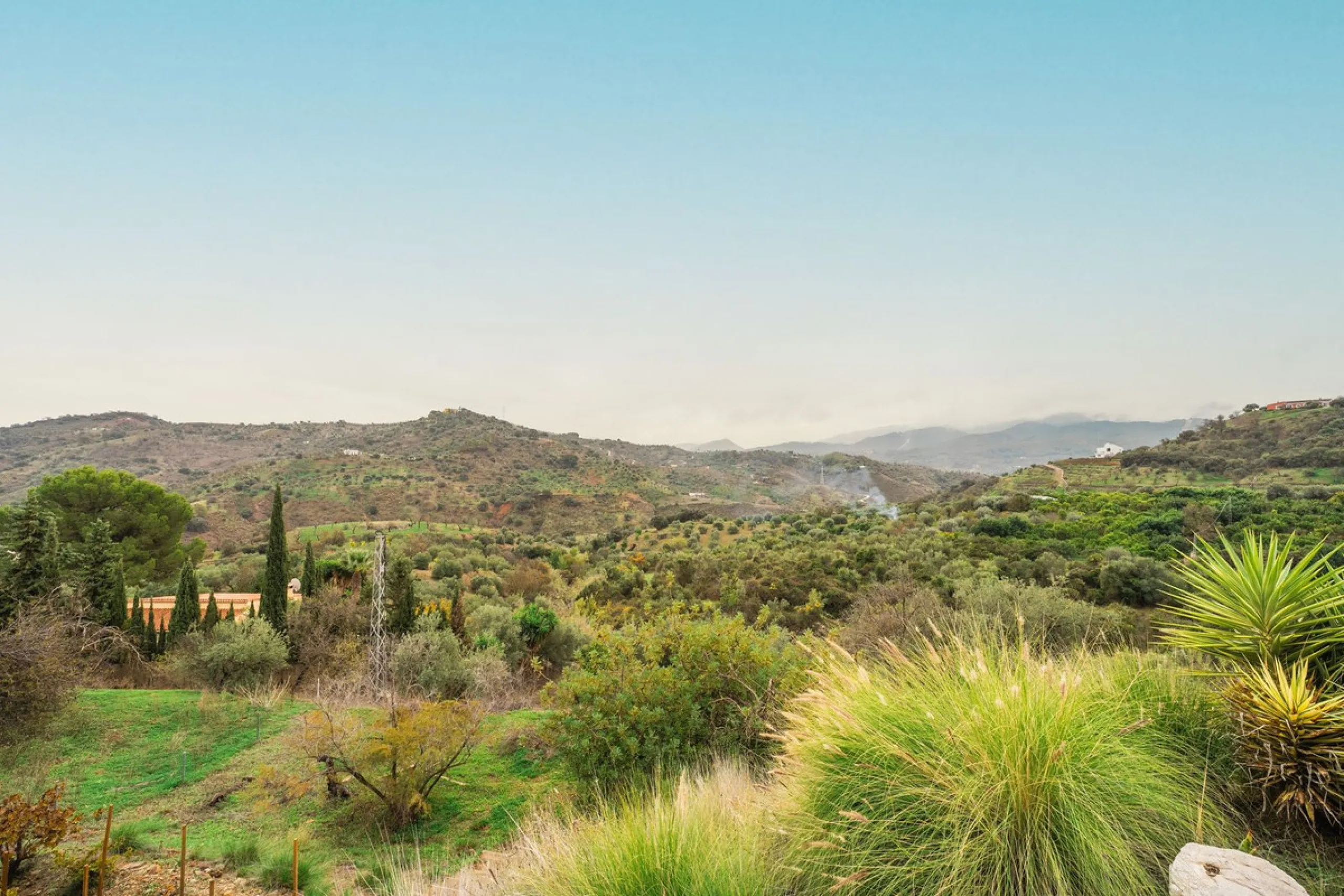 Located in the hills of Monda, this exceptional villa offers a perfect blend of nature and tranquility. The property features 4 comfortable bedrooms and 3 elegant bathrooms, making it an ideal retreat for families or those who enjoy hosting guests.