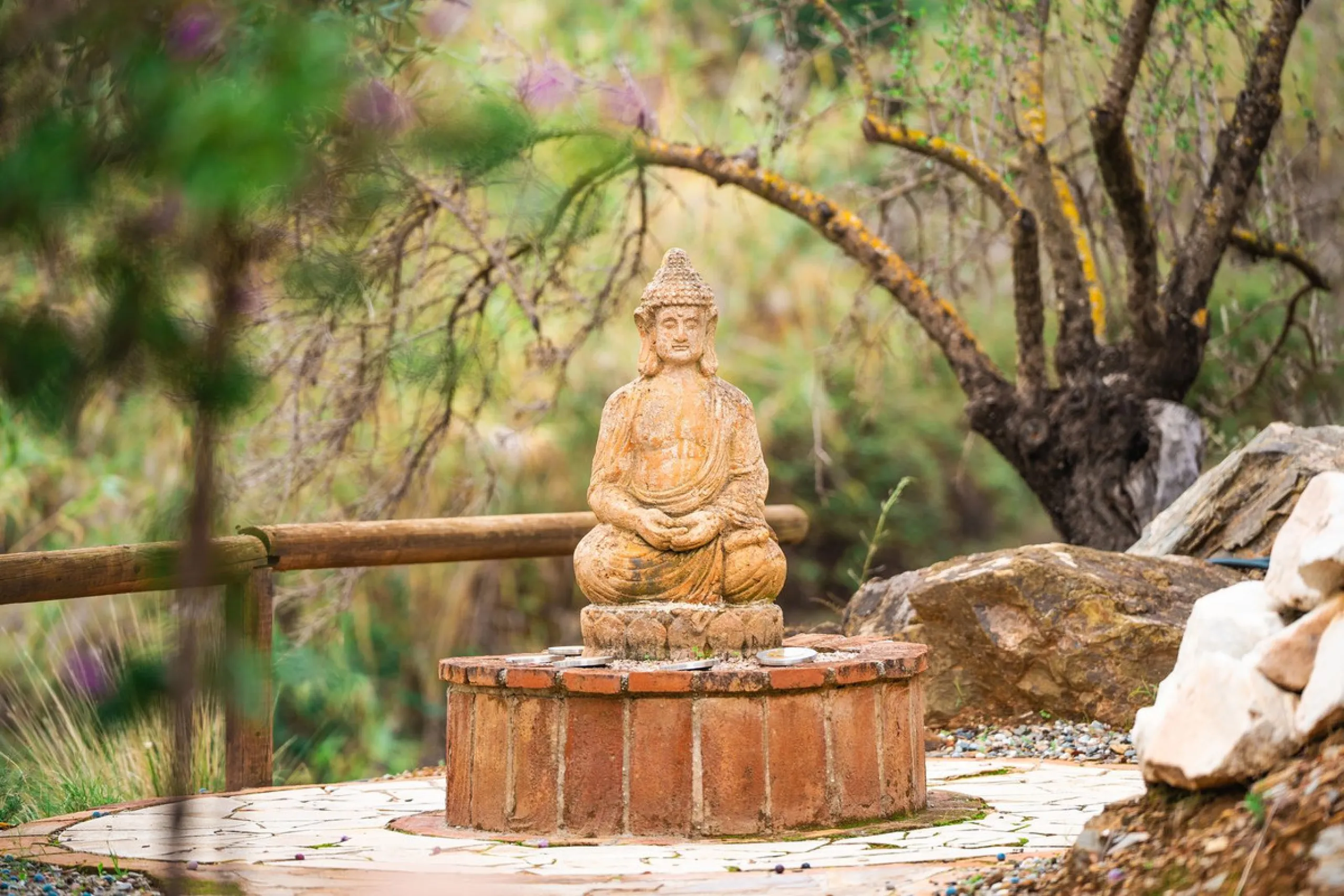 Located in the hills of Monda, this exceptional villa offers a perfect blend of nature and tranquility. The property features 4 comfortable bedrooms and 3 elegant bathrooms, making it an ideal retreat for families or those who enjoy hosting guests.
