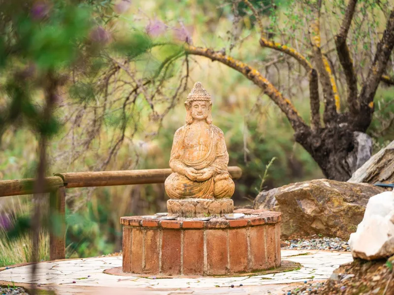 Located in the hills of Monda, this exceptional villa offers a perfect blend of nature and tranquility. The property features 4 comfortable bedrooms and 3 elegant bathrooms, making it an ideal retreat for families or those who enjoy hosting guests.