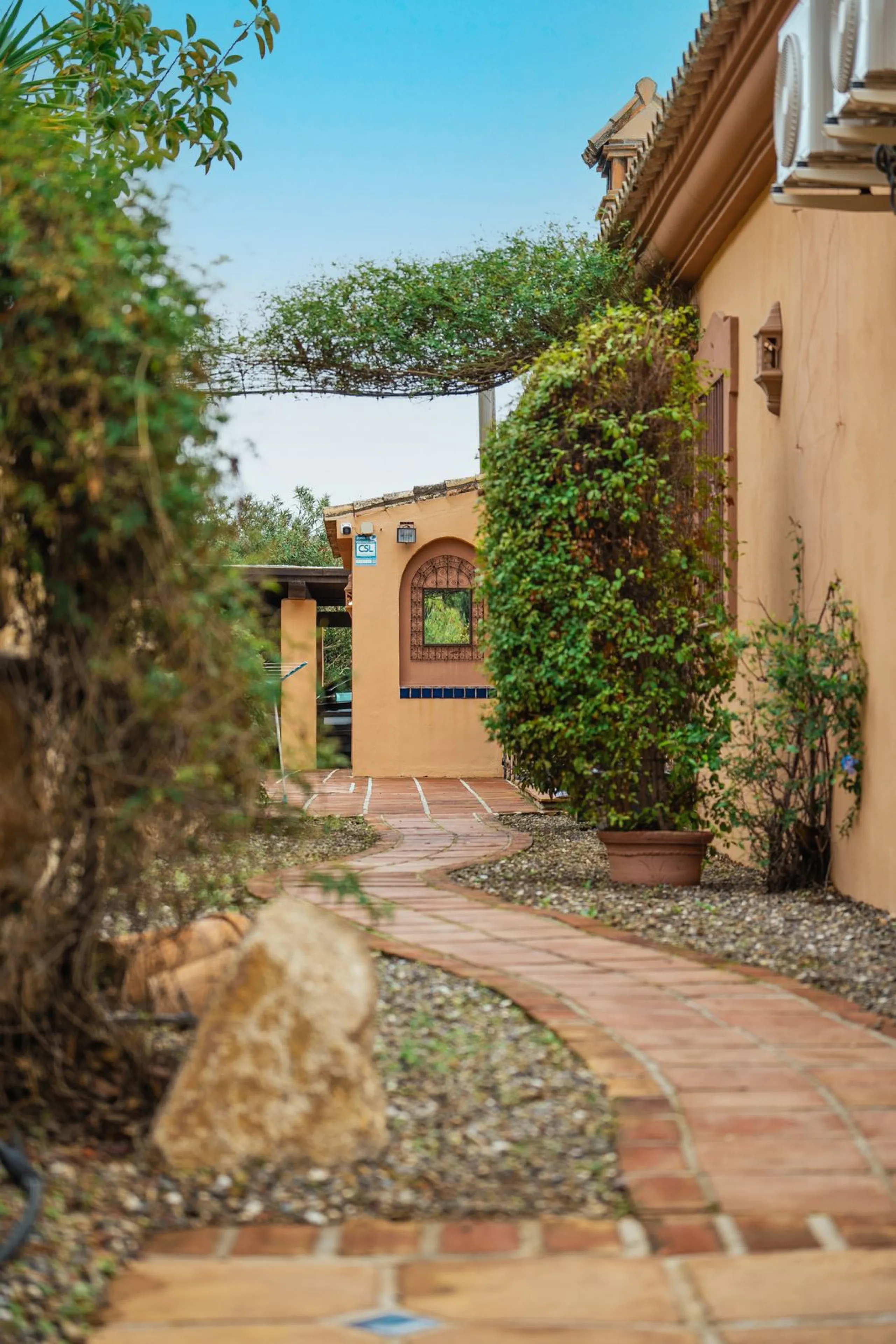 Located in the hills of Monda, this exceptional villa offers a perfect blend of nature and tranquility. The property features 4 comfortable bedrooms and 3 elegant bathrooms, making it an ideal retreat for families or those who enjoy hosting guests.