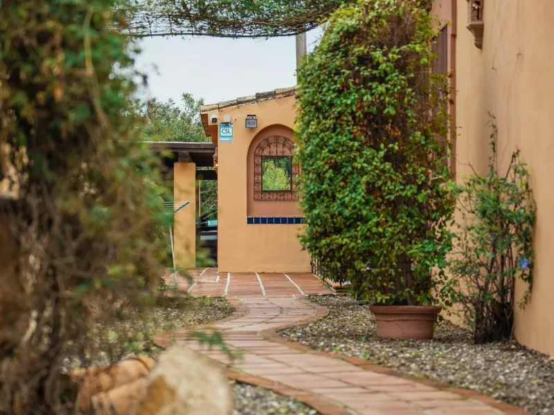 Located in the hills of Monda, this exceptional villa offers a perfect blend of nature and tranquility. The property features 4 comfortable bedrooms and 3 elegant bathrooms, making it an ideal retreat for families or those who enjoy hosting guests.