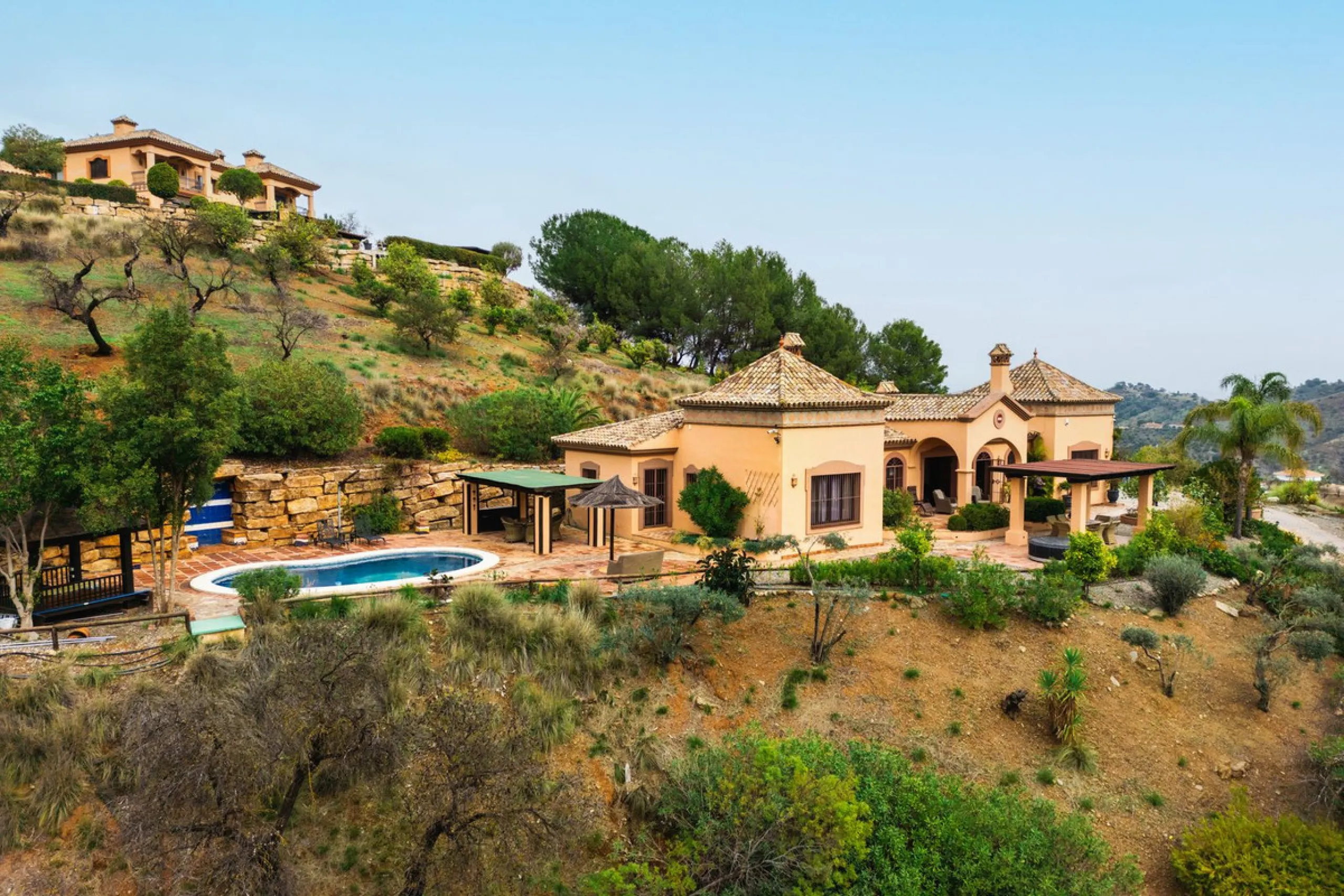 Located in the hills of Monda, this exceptional villa offers a perfect blend of nature and tranquility. The property features 4 comfortable bedrooms and 3 elegant bathrooms, making it an ideal retreat for families or those who enjoy hosting guests.