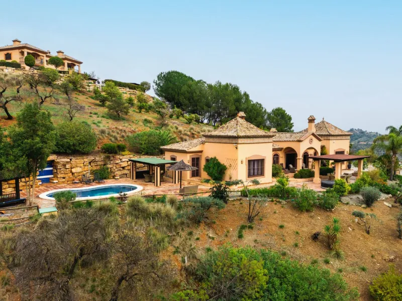 Located in the hills of Monda, this exceptional villa offers a perfect blend of nature and tranquility. The property features 4 comfortable bedrooms and 3 elegant bathrooms, making it an ideal retreat for families or those who enjoy hosting guests.