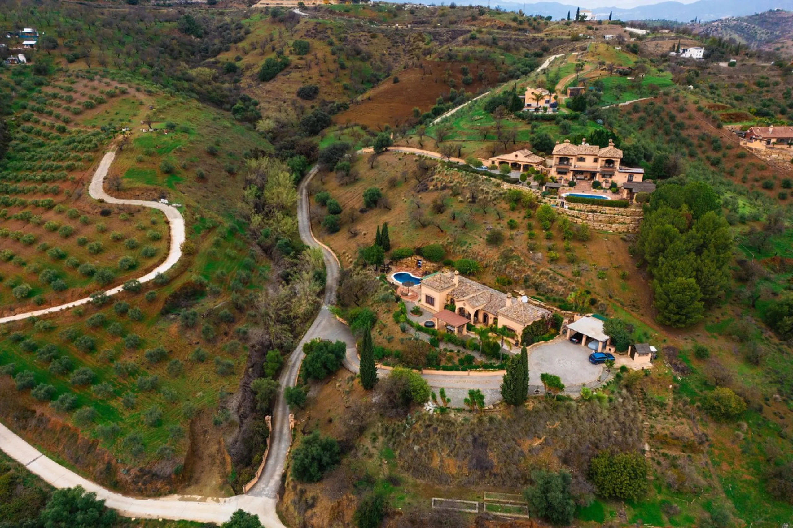 Located in the hills of Monda, this exceptional villa offers a perfect blend of nature and tranquility. The property features 4 comfortable bedrooms and 3 elegant bathrooms, making it an ideal retreat for families or those who enjoy hosting guests.