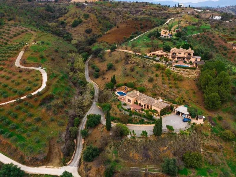 Located in the hills of Monda, this exceptional villa offers a perfect blend of nature and tranquility. The property features 4 comfortable bedrooms and 3 elegant bathrooms, making it an ideal retreat for families or those who enjoy hosting guests.