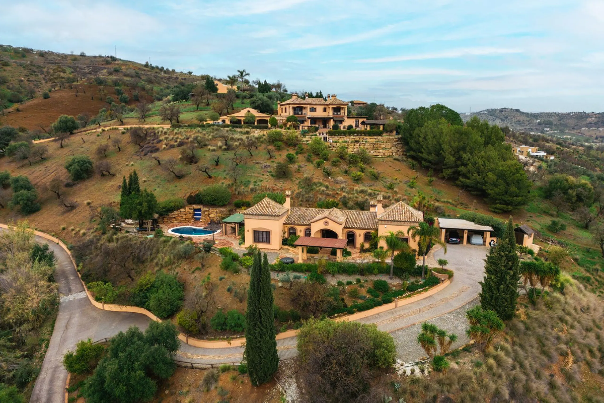 Located in the hills of Monda, this exceptional villa offers a perfect blend of nature and tranquility. The property features 4 comfortable bedrooms and 3 elegant bathrooms, making it an ideal retreat for families or those who enjoy hosting guests.