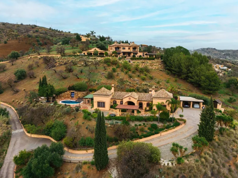 Located in the hills of Monda, this exceptional villa offers a perfect blend of nature and tranquility. The property features 4 comfortable bedrooms and 3 elegant bathrooms, making it an ideal retreat for families or those who enjoy hosting guests.