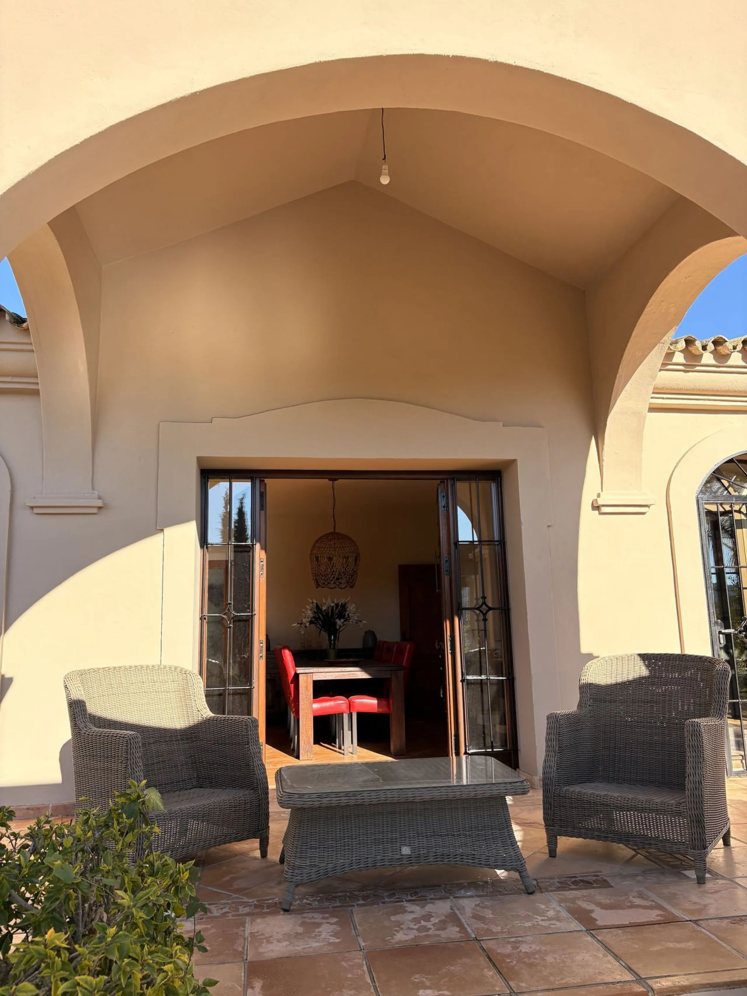 Located in the hills of Monda, this exceptional villa offers a perfect blend of nature and tranquility. The property features 4 comfortable bedrooms and 3 elegant bathrooms, making it an ideal retreat for families or those who enjoy hosting guests.