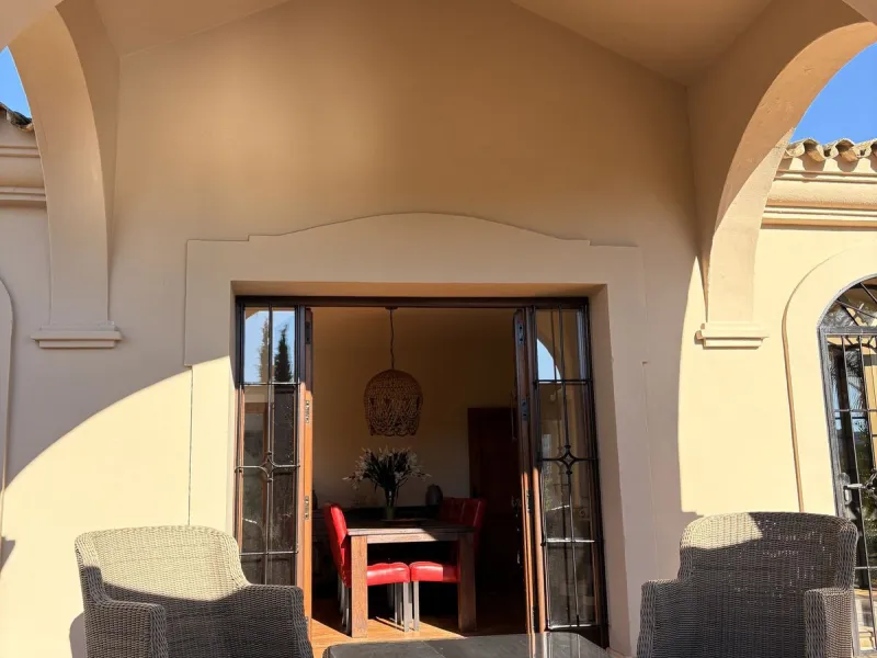 Located in the hills of Monda, this exceptional villa offers a perfect blend of nature and tranquility. The property features 4 comfortable bedrooms and 3 elegant bathrooms, making it an ideal retreat for families or those who enjoy hosting guests.