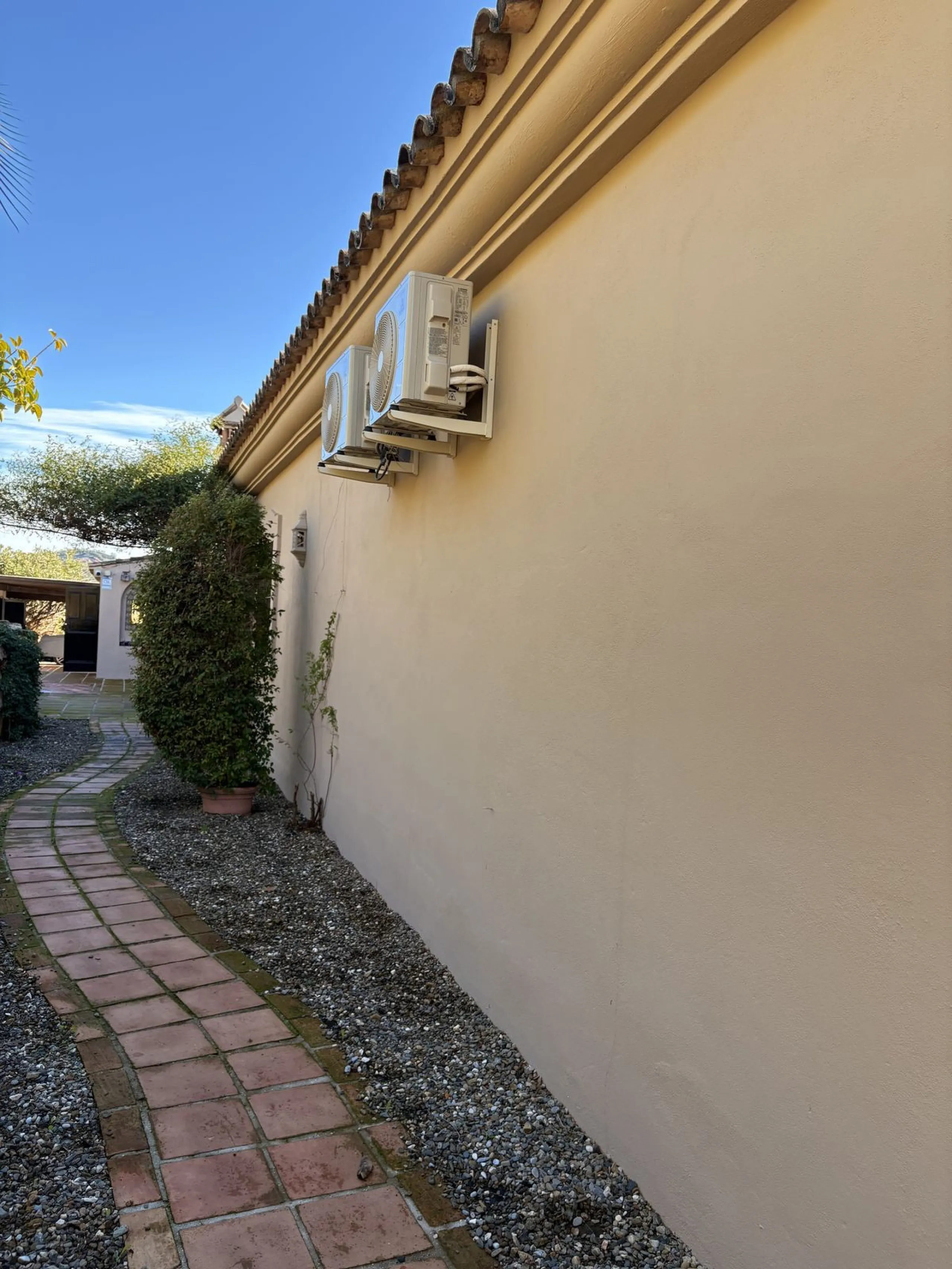 Located in the hills of Monda, this exceptional villa offers a perfect blend of nature and tranquility. The property features 4 comfortable bedrooms and 3 elegant bathrooms, making it an ideal retreat for families or those who enjoy hosting guests.