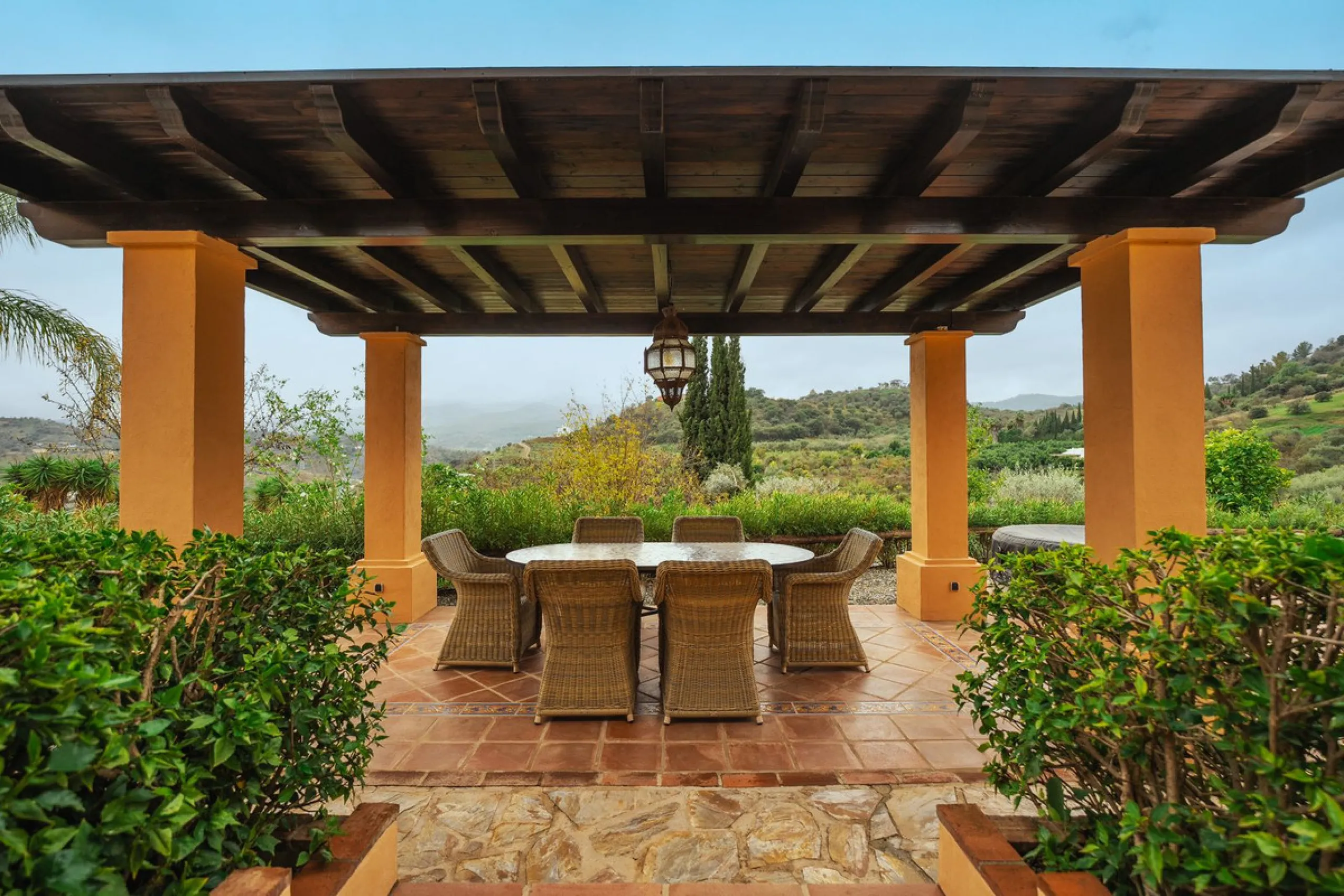 Located in the hills of Monda, this exceptional villa offers a perfect blend of nature and tranquility. The property features 4 comfortable bedrooms and 3 elegant bathrooms, making it an ideal retreat for families or those who enjoy hosting guests.