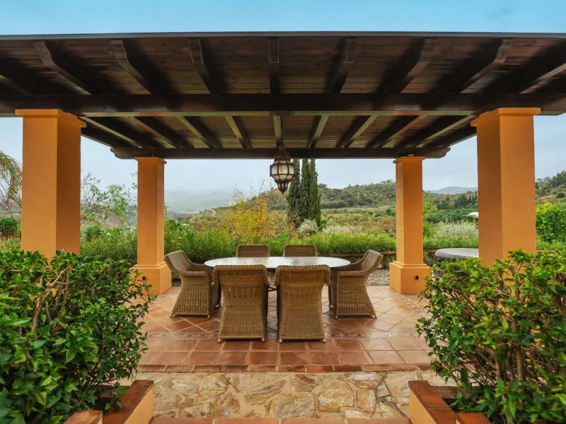 Located in the hills of Monda, this exceptional villa offers a perfect blend of nature and tranquility. The property features 4 comfortable bedrooms and 3 elegant bathrooms, making it an ideal retreat for families or those who enjoy hosting guests.