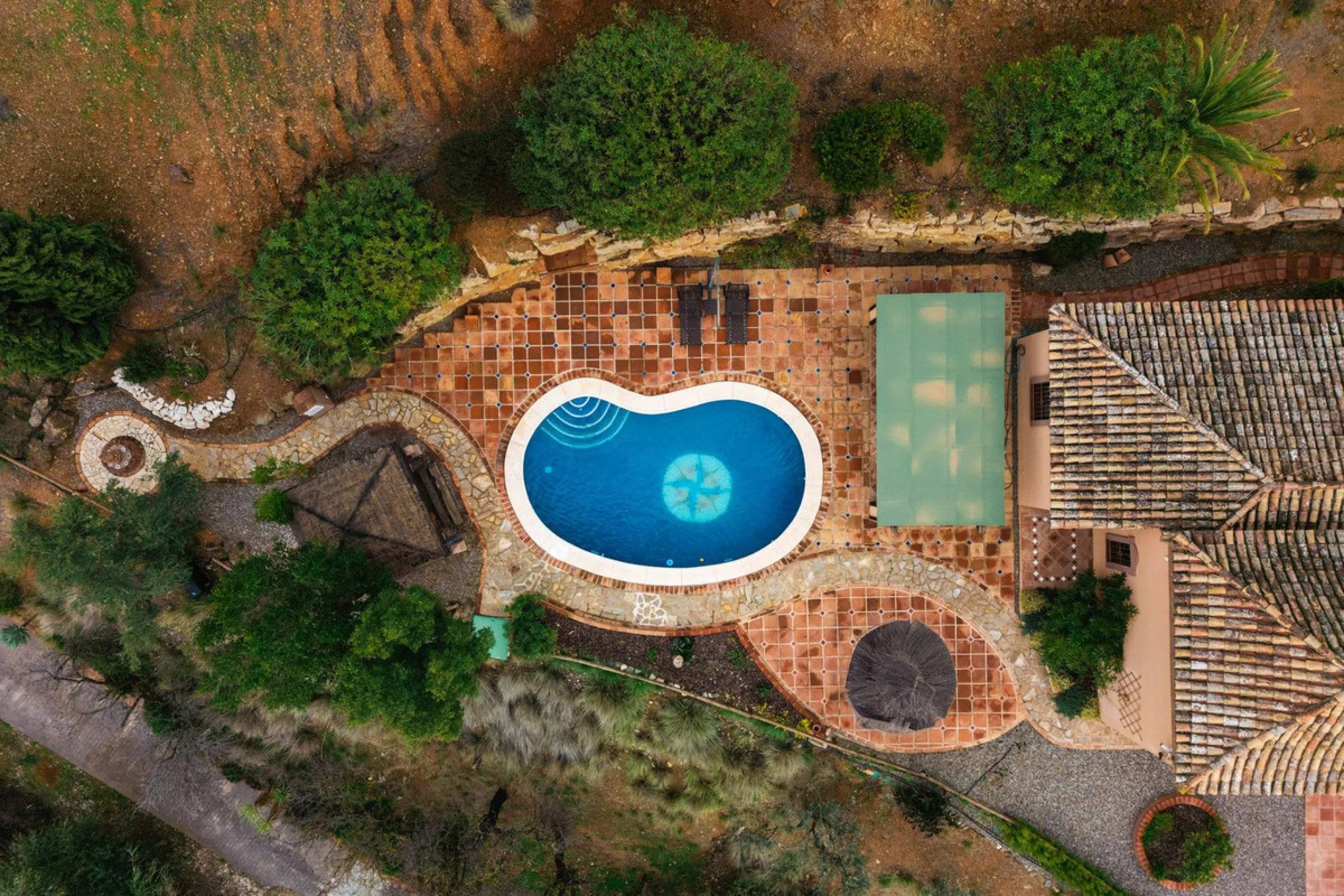 Located in the hills of Monda, this exceptional villa offers a perfect blend of nature and tranquility. The property features 4 comfortable bedrooms and 3 elegant bathrooms, making it an ideal retreat for families or those who enjoy hosting guests.
