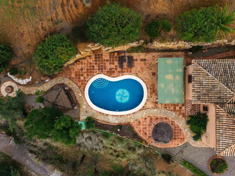 Located in the hills of Monda, this exceptional villa offers a perfect blend of nature and tranquility. The property features 4 comfortable bedrooms and 3 elegant bathrooms, making it an ideal retreat for families or those who enjoy hosting guests.