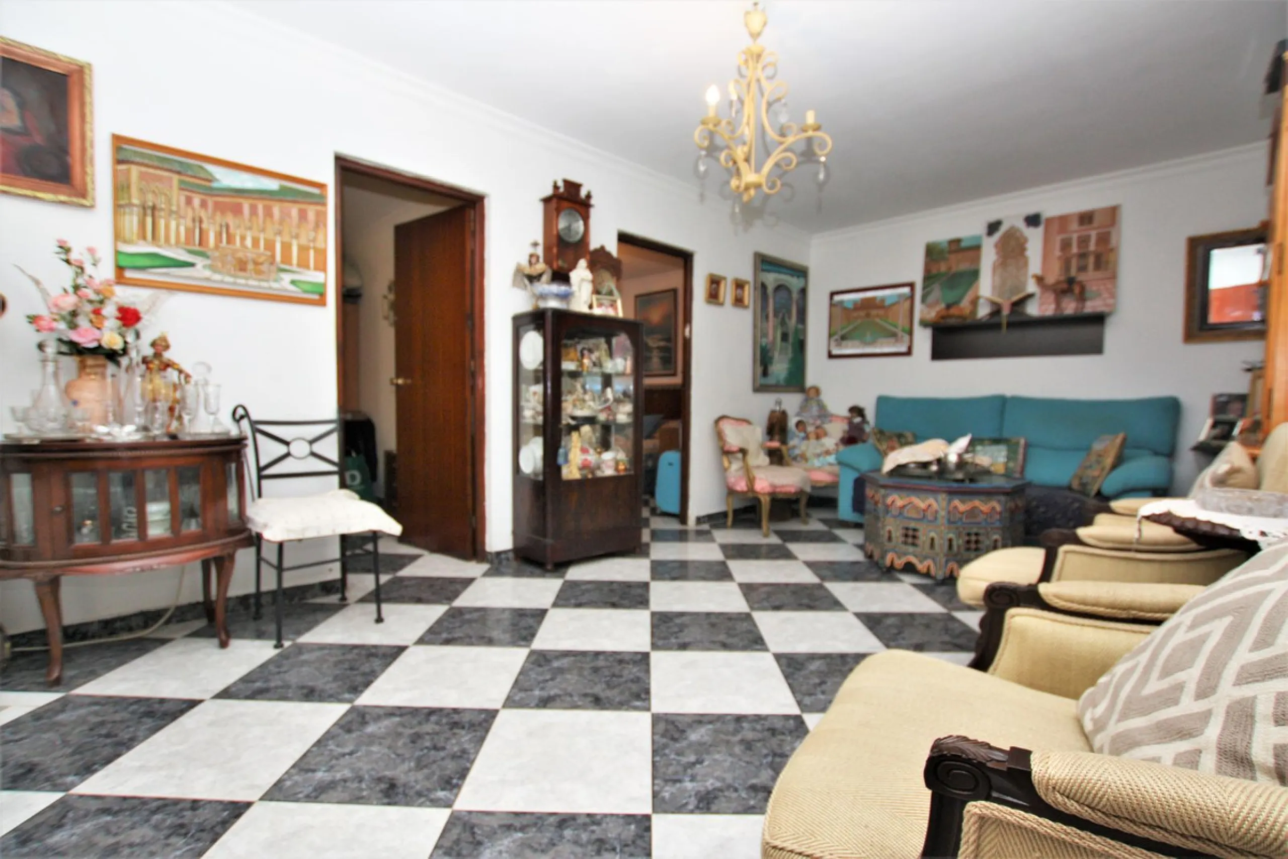 OLD TOWN HOUSE WITH POTENTIAL FOR VARIOUS USES