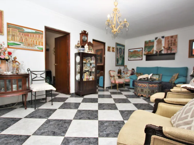 OLD TOWN HOUSE WITH POTENTIAL FOR VARIOUS USES