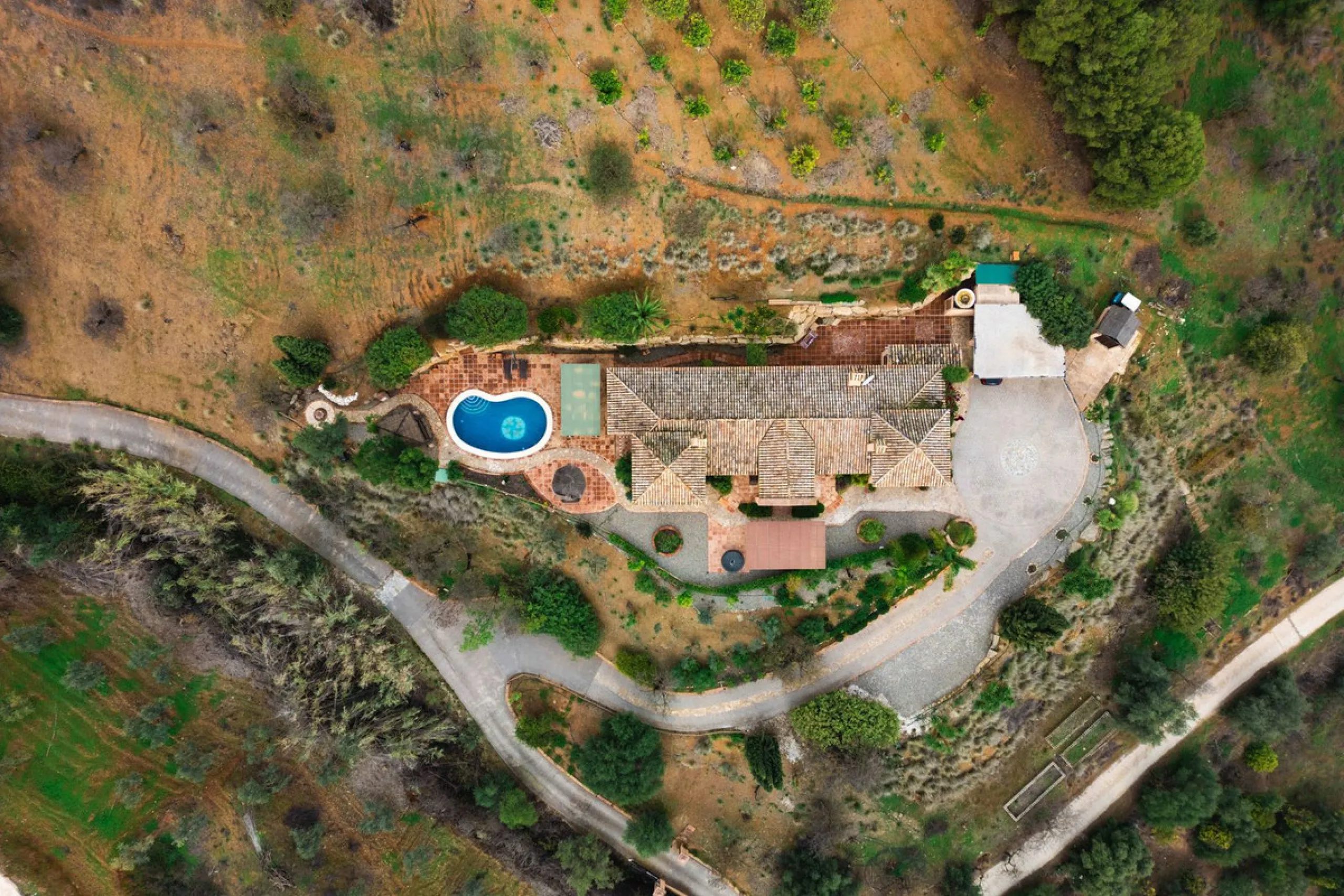Located in the hills of Monda, this exceptional villa offers a perfect blend of nature and tranquility. The property features 4 comfortable bedrooms and 3 elegant bathrooms, making it an ideal retreat for families or those who enjoy hosting guests.