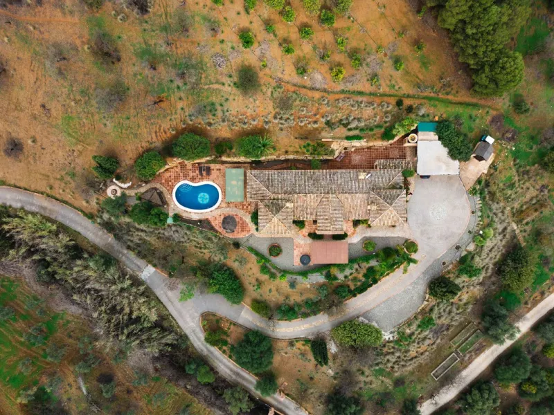 Located in the hills of Monda, this exceptional villa offers a perfect blend of nature and tranquility. The property features 4 comfortable bedrooms and 3 elegant bathrooms, making it an ideal retreat for families or those who enjoy hosting guests.