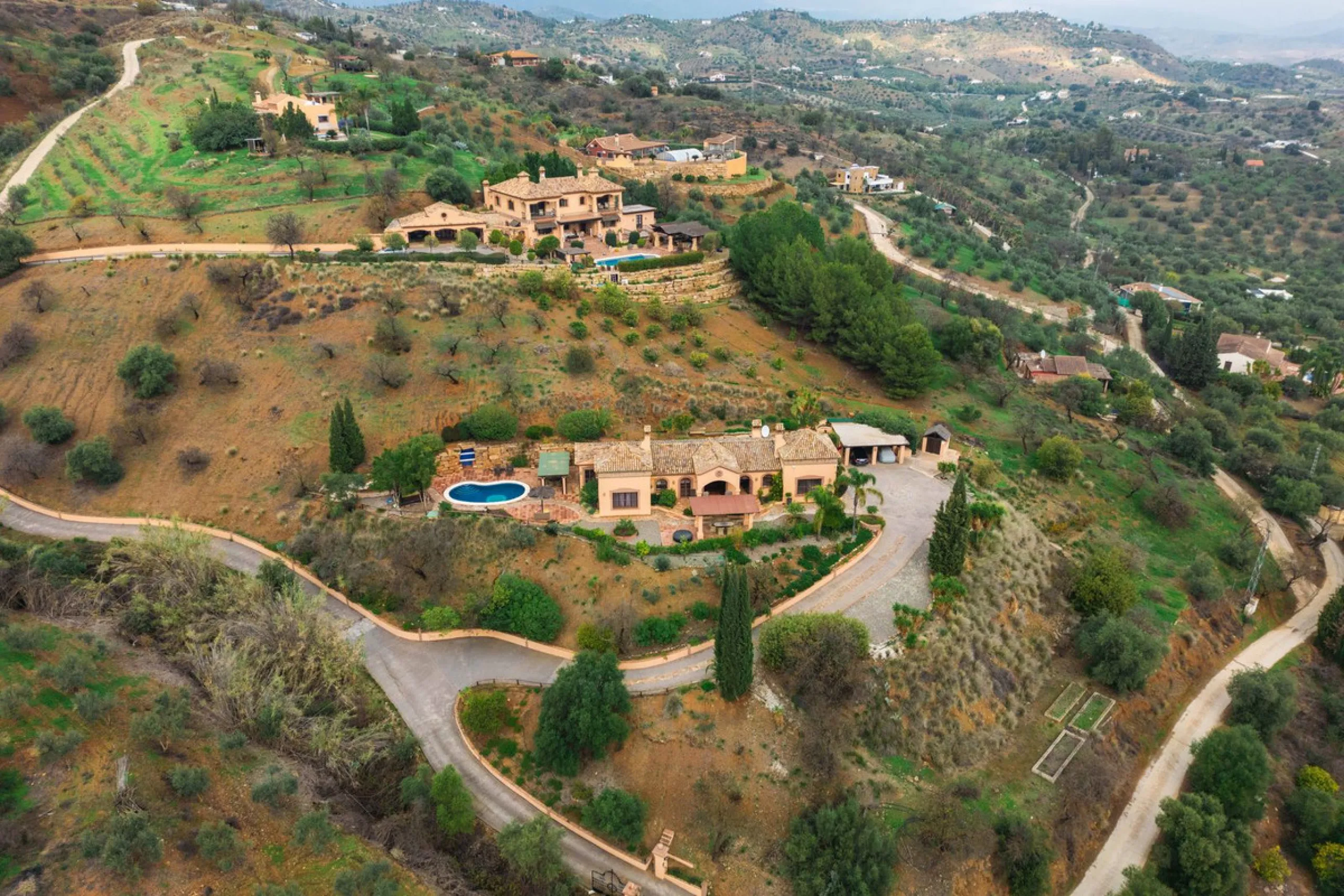 Located in the hills of Monda, this exceptional villa offers a perfect blend of nature and tranquility. The property features 4 comfortable bedrooms and 3 elegant bathrooms, making it an ideal retreat for families or those who enjoy hosting guests.