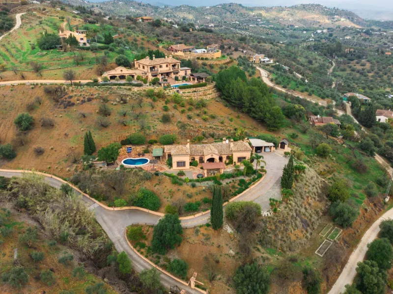 Located in the hills of Monda, this exceptional villa offers a perfect blend of nature and tranquility. The property features 4 comfortable bedrooms and 3 elegant bathrooms, making it an ideal retreat for families or those who enjoy hosting guests.