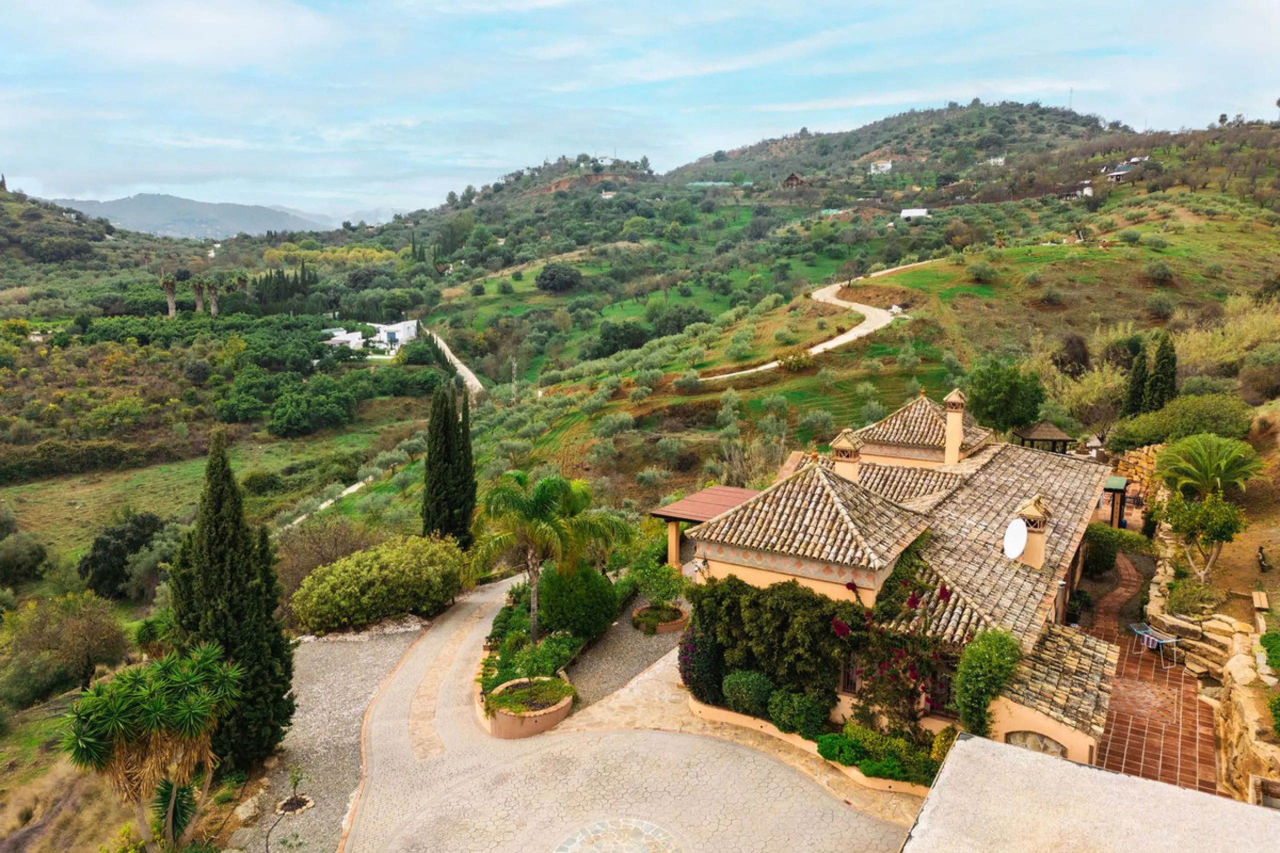 Located in the hills of Monda, this exceptional villa offers a perfect blend of nature and tranquility. The property features 4 comfortable bedrooms and 3 elegant bathrooms, making it an ideal retreat for families or those who enjoy hosting guests.