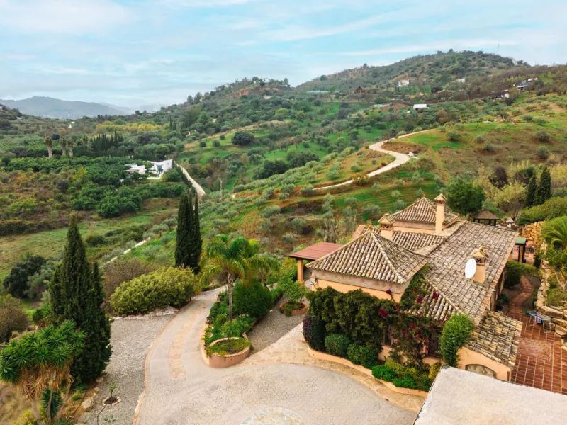 Located in the hills of Monda, this exceptional villa offers a perfect blend of nature and tranquility. The property features 4 comfortable bedrooms and 3 elegant bathrooms, making it an ideal retreat for families or those who enjoy hosting guests.
