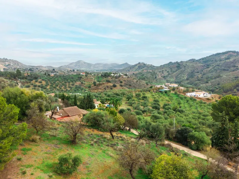 Located in the hills of Monda, this exceptional villa offers a perfect blend of nature and tranquility. The property features 4 comfortable bedrooms and 3 elegant bathrooms, making it an ideal retreat for families or those who enjoy hosting guests.