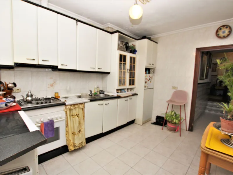 OLD TOWN HOUSE WITH POTENTIAL FOR VARIOUS USES