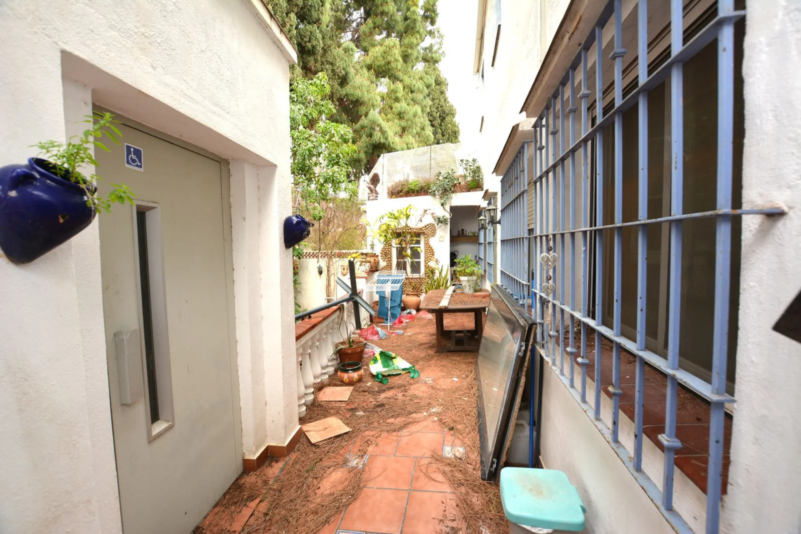 OLD TOWN HOUSE WITH POTENTIAL FOR VARIOUS USES