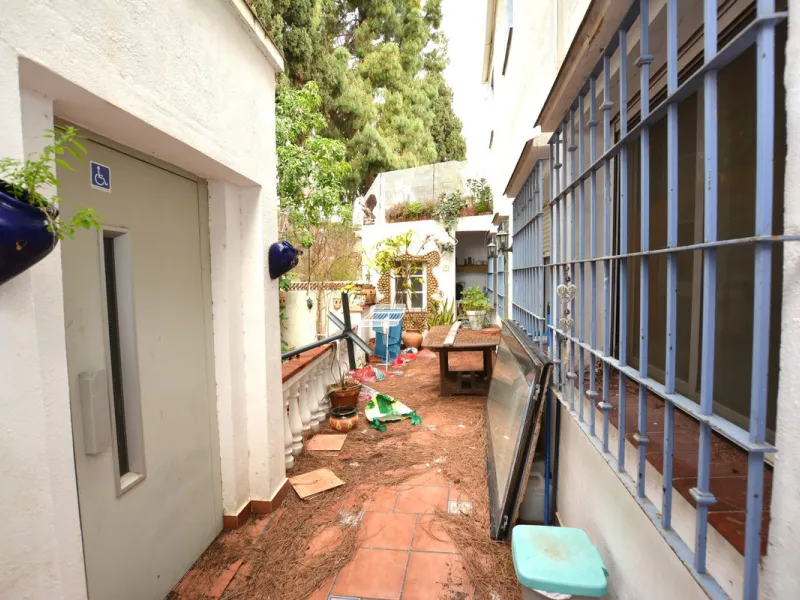 OLD TOWN HOUSE WITH POTENTIAL FOR VARIOUS USES