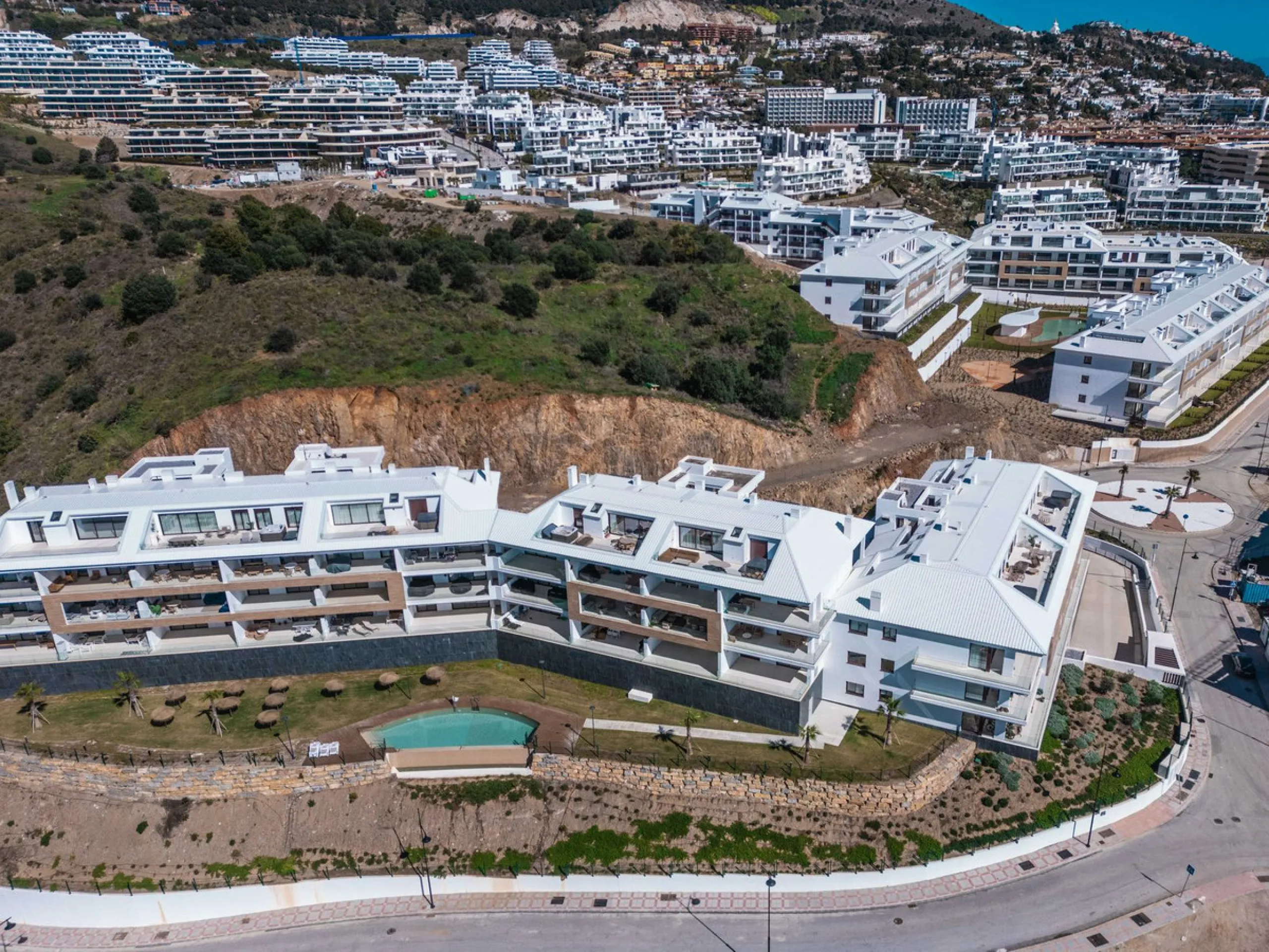 Discover this stunning brand-new complete modern furnished Top floor apartment in Las Lomas 5, one of the most exclusive communities within the prestigious Higuerón Resort.