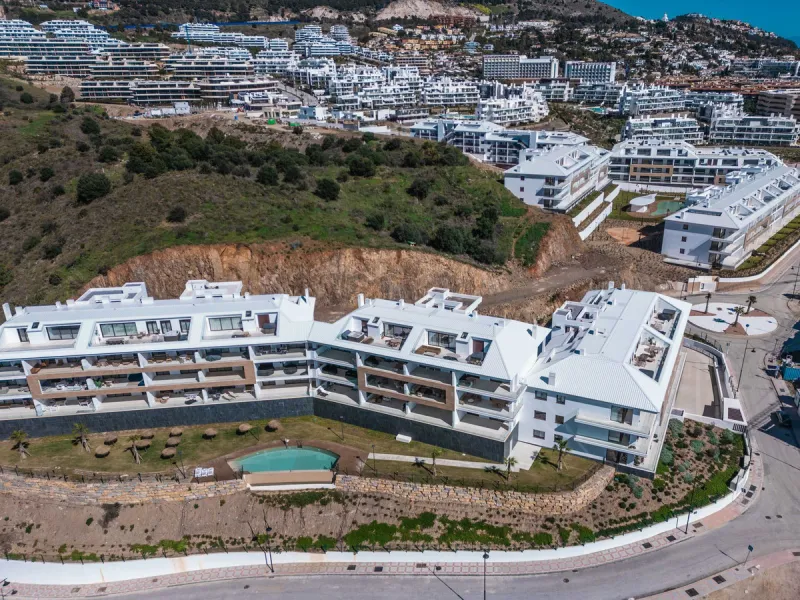 Discover this stunning brand-new complete modern furnished Top floor apartment in Las Lomas 5, one of the most exclusive communities within the prestigious Higuerón Resort.