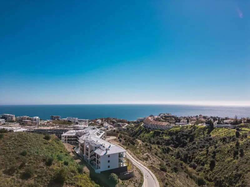 Discover this stunning brand-new complete modern furnished Top floor apartment in Las Lomas 5, one of the most exclusive communities within the prestigious Higuerón Resort.