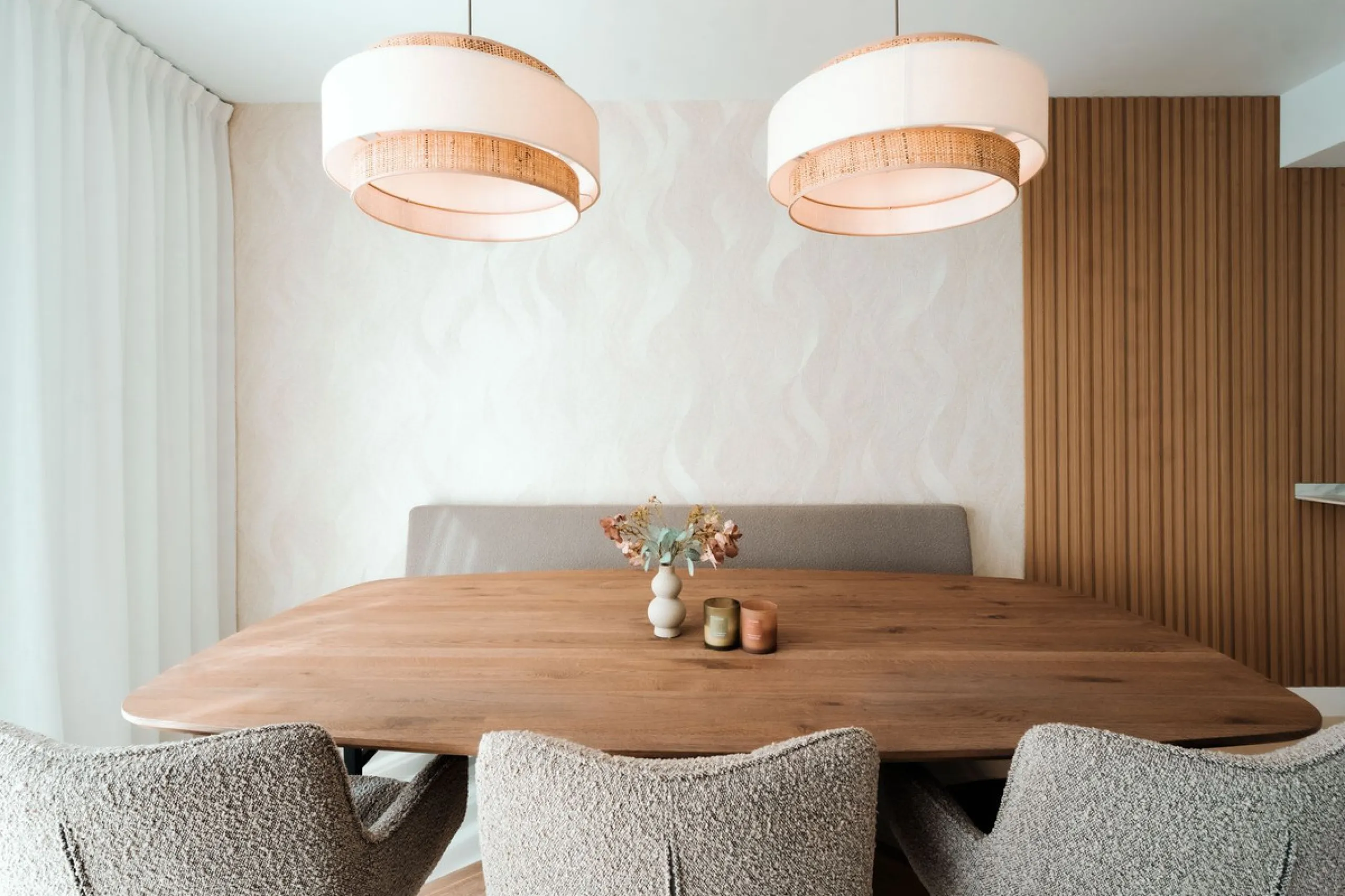 Discover this stunning brand-new complete modern furnished Top floor apartment in Las Lomas 5, one of the most exclusive communities within the prestigious Higuerón Resort.