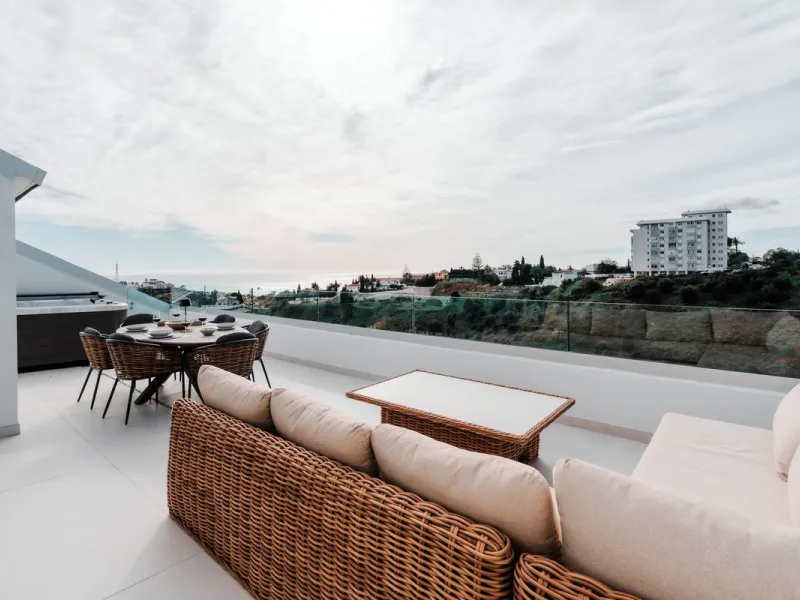 Discover this stunning brand-new complete modern furnished Top floor apartment in Las Lomas 5, one of the most exclusive communities within the prestigious Higuerón Resort.
