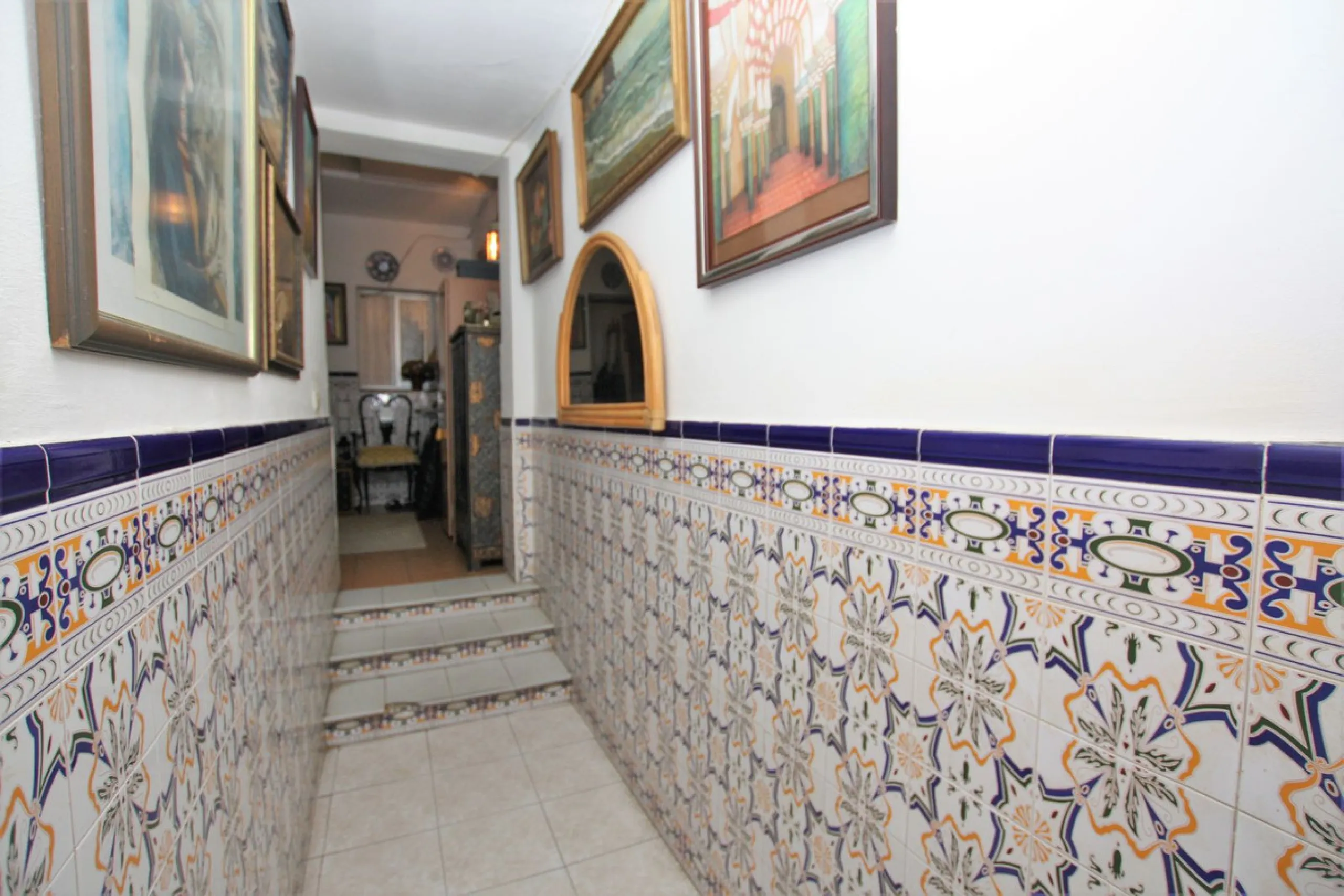 OLD TOWN HOUSE WITH POTENTIAL FOR VARIOUS USES