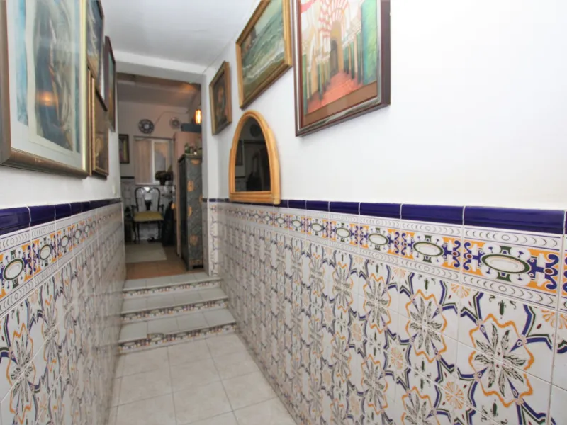 OLD TOWN HOUSE WITH POTENTIAL FOR VARIOUS USES