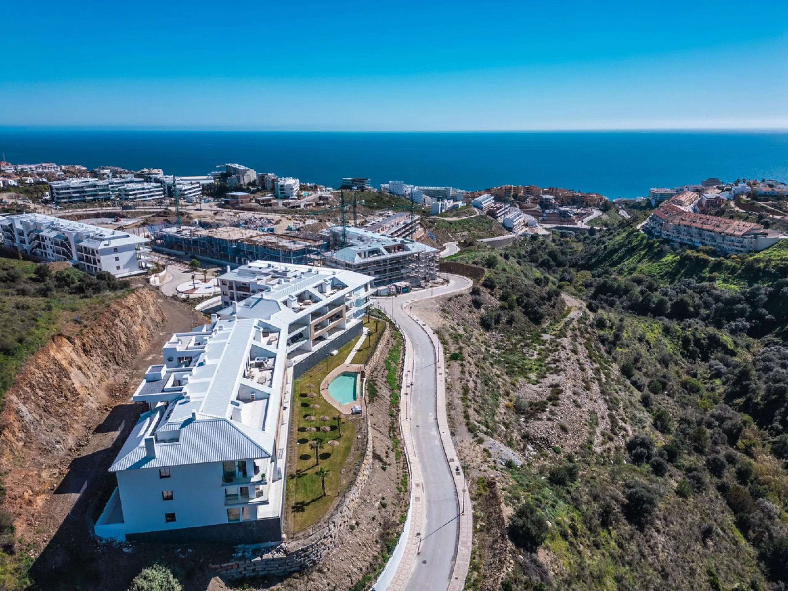 Discover this stunning brand-new complete modern furnished Top floor apartment in Las Lomas 5, one of the most exclusive communities within the prestigious Higuerón Resort.