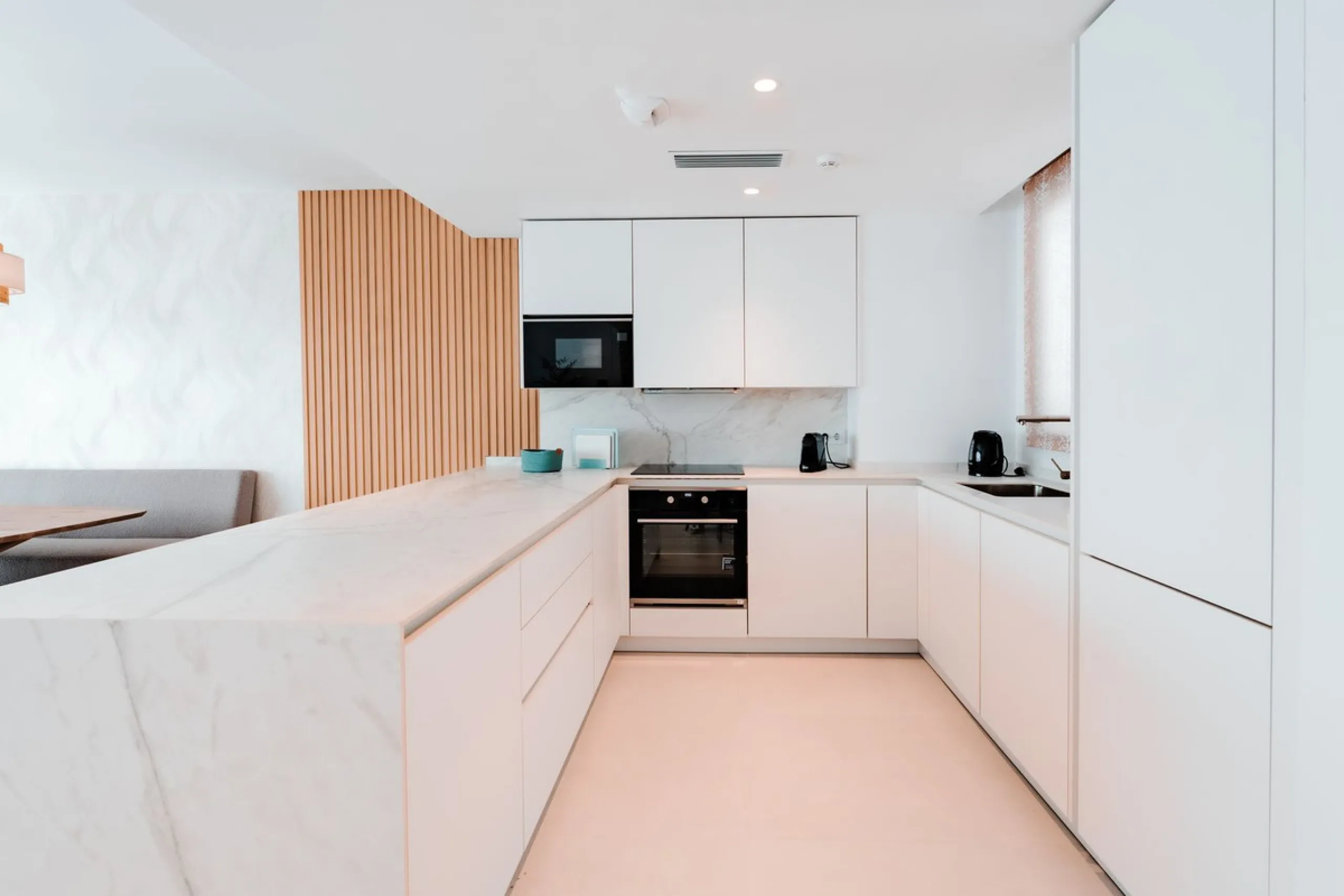 Discover this stunning brand-new complete modern furnished Top floor apartment in Las Lomas 5, one of the most exclusive communities within the prestigious Higuerón Resort.