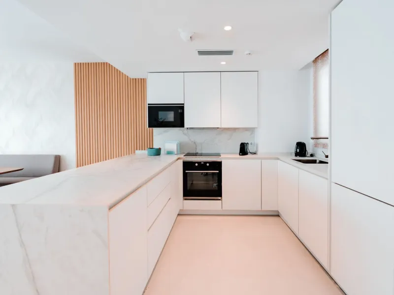 Discover this stunning brand-new complete modern furnished Top floor apartment in Las Lomas 5, one of the most exclusive communities within the prestigious Higuerón Resort.