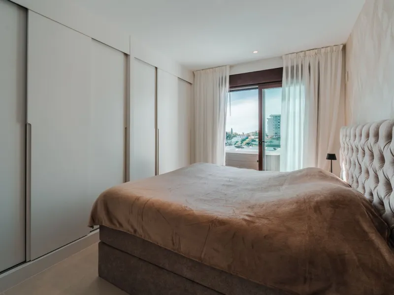 Discover this stunning brand-new complete modern furnished Top floor apartment in Las Lomas 5, one of the most exclusive communities within the prestigious Higuerón Resort.