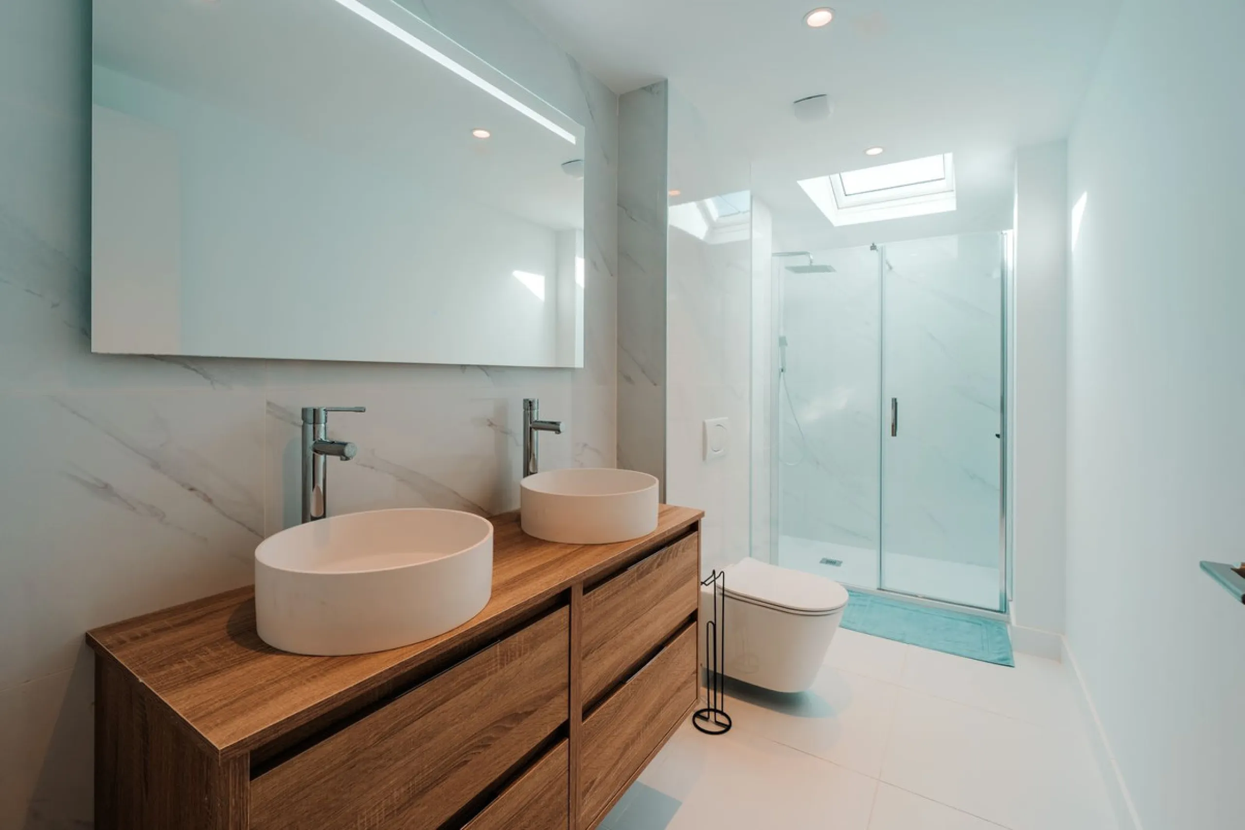 Discover this stunning brand-new complete modern furnished Top floor apartment in Las Lomas 5, one of the most exclusive communities within the prestigious Higuerón Resort.