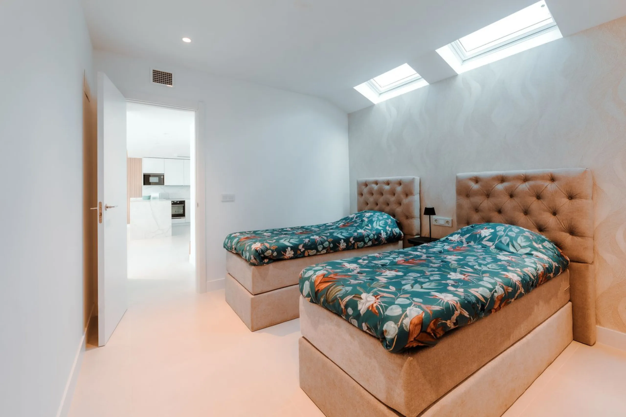 Discover this stunning brand-new complete modern furnished Top floor apartment in Las Lomas 5, one of the most exclusive communities within the prestigious Higuerón Resort.